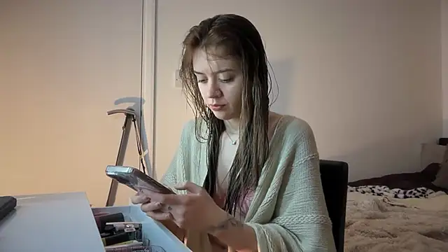 Snapshot of YasmineLace chatting on December 16, 2025, 11:32 pm YasmineLace online show from December 16, 2025, 11:32 pm