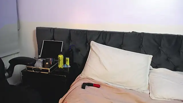 Snapshot of jadeandsamuel chatting on October 26, 2025, 5:02 am jadeandsamuel online show from October 26, 2025, 5:02 am