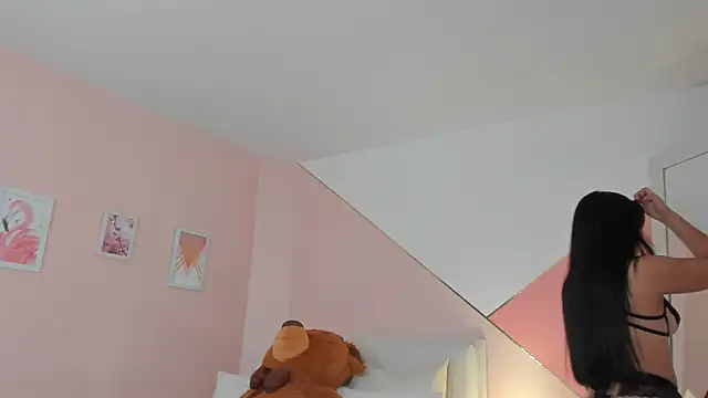 mia canoo online show from October 31, 2025, 11:44 am