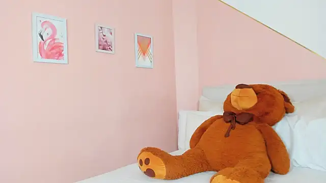 mia canoo online show from November 15, 2025, 12:23 pm