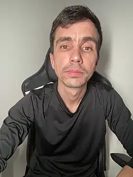 leozin01 online show from May 4, 2026, 11:56 pm