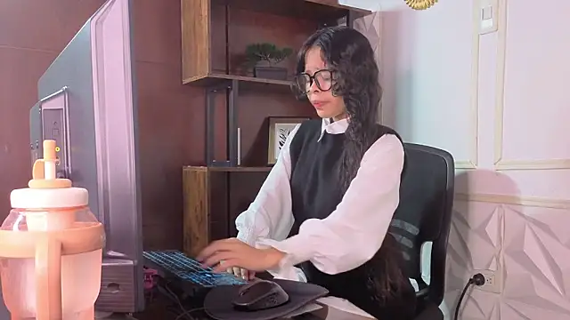 sharon ivanna12 online show from May 7, 2026, 7:30 pm