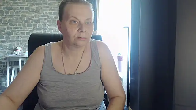 Snapshot of Diamond_Bite chatting on October 17, 2025, 9:01 am Diamond Bite online show from October 17, 2025, 9:01 am