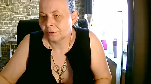 Snapshot of Diamond_Bite chatting on October 18, 2025, 1:34 pm Diamond Bite online show from October 18, 2025, 1:34 pm