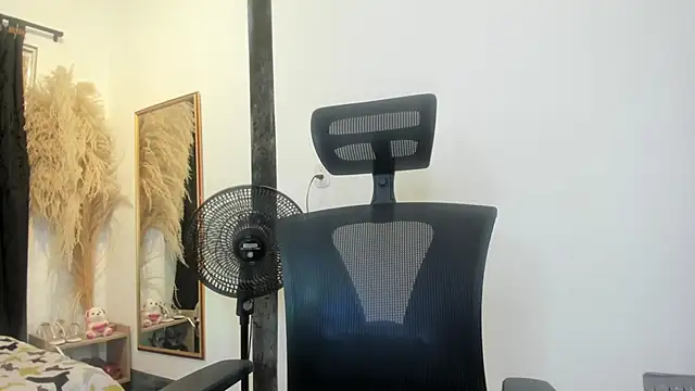 Inaya Khalifa online show from February 17, 2026, 1:13 am