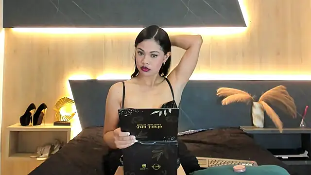 LorenaVarga online show from May 2, 2026, 7:30 pm