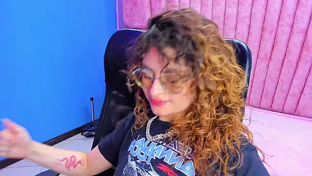 EmiliRouse  online show from November 9, 2025, 5:22 pm