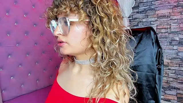 EmiliRouse  online show from February 1, 2026, 2:43 am