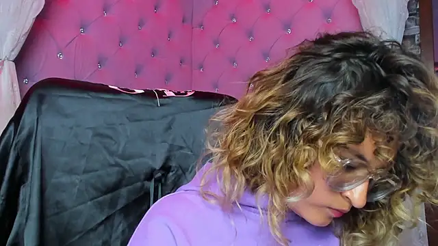 EmiliRouse  online show from February 3, 2026, 12:20 am