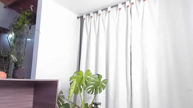 valeriahornier online show from May 7, 2026, 11:43 pm