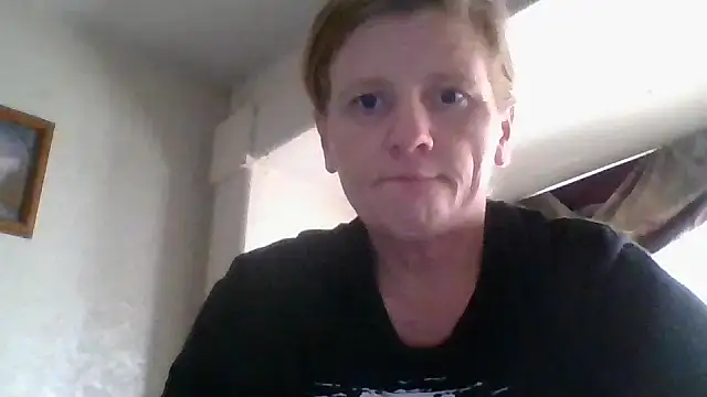 Snapshot of EazyEMLXL chatting on November 5, 2025, 6:19 pm EazyEMLXL online show from November 5, 2025, 6:19 pm