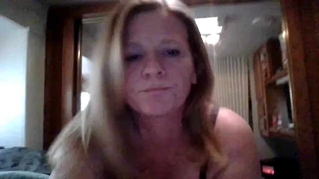 Snapshot of EazyEMLXL chatting on November 10, 2025, 7:57 pm EazyEMLXL online show from November 10, 2025, 7:57 pm