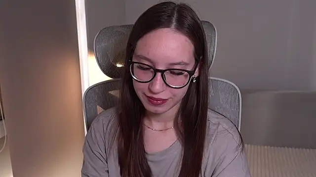 Snapshot of WhyEmmyCry chatting on April 20, 2026, 5:43 am WhyEmmyCry online show from April 20, 2026, 5:43 am