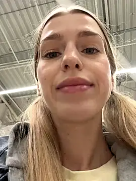 kira mia online show from November 26, 2025, 3:24 pm