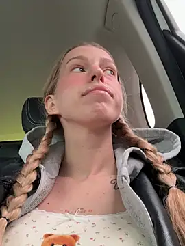 kira mia online show from April 22, 2026, 3:57 pm