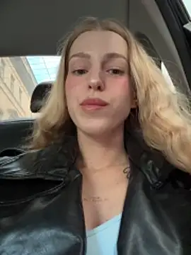 kira mia online show from April 24, 2026, 4:09 pm