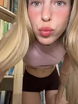 Snapshot of kira_mia chatting on May 5, 2026, 5:43 pm kira mia online show from May 5, 2026, 5:43 pm