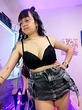 Pinkvixen69 online show from May 8, 2026, 5:07 pm