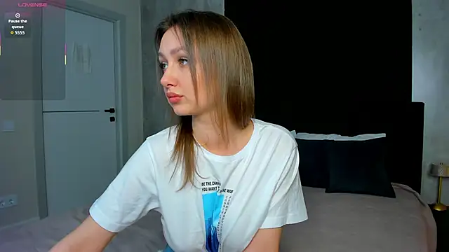 Holly Rays online show from November 5, 2025, 8:47 am