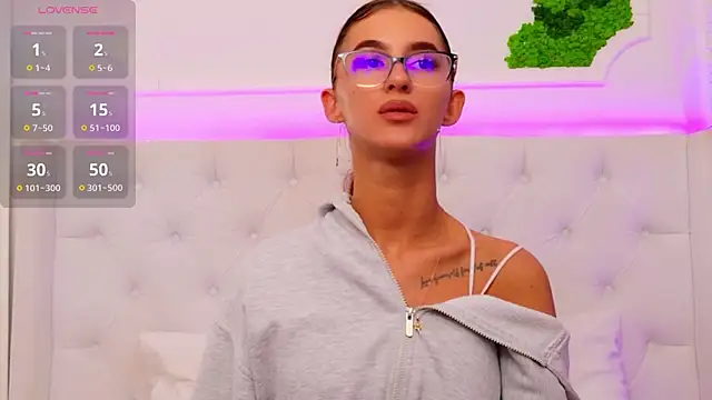 Snapshot of ElisaCharm chatting on April 10, 2026, 4:06 am ElisaCharm online show from April 10, 2026, 4:06 am