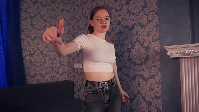 KarlynGow online show from November 3, 2025, 6:36 am