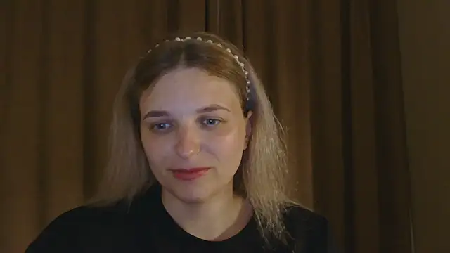 ElisSky301 online show from May 10, 2026, 8:14 pm
