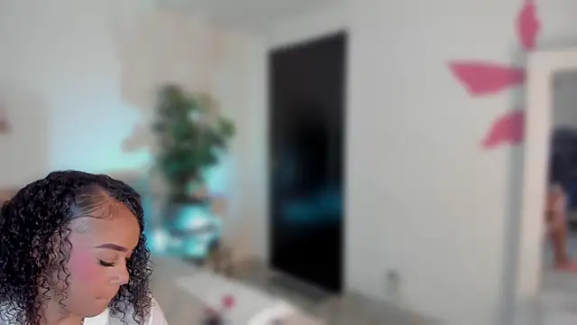 YariRose online show from June 4, 2026, 2:34 pm
