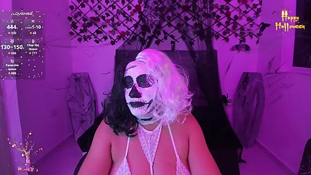 Karly Closson online show from October 30, 2025, 4:47 am