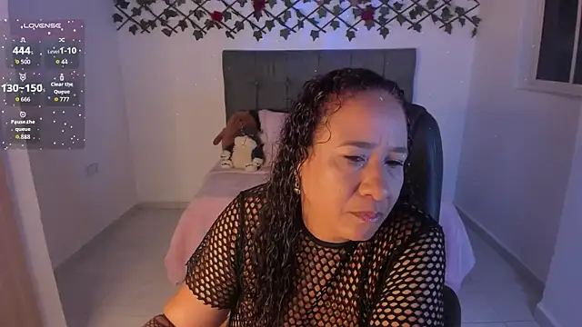 Karly Closson online show from November 4, 2025, 3:27 am