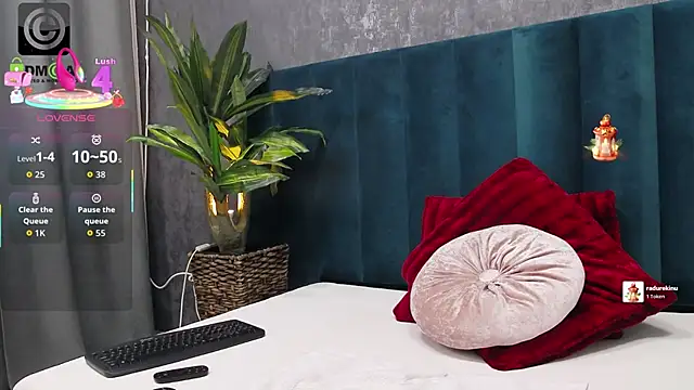 Snapshot of Roxie_Anne chatting on January 14, 2026, 6:19 am Roxie Anne online show from January 14, 2026, 6:19 am