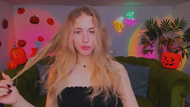 sassy cutie online show from November 3, 2025, 1:45 pm