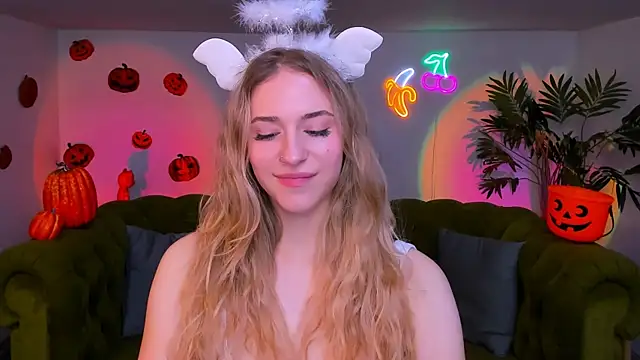 sassy cutie online show from November 6, 2025, 8:43 pm