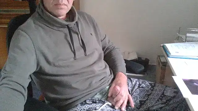 Lutzi1970 online show from November 18, 2025, 9:47 am