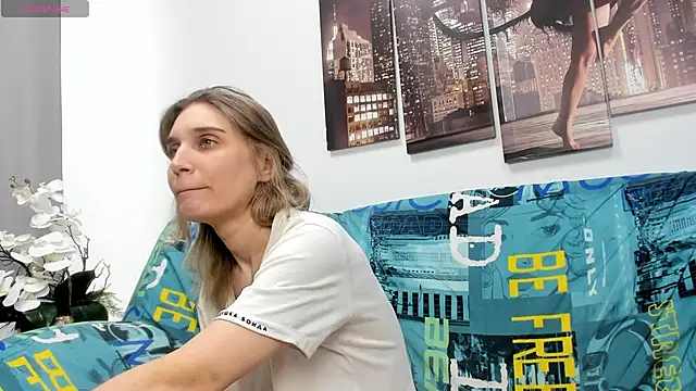 Snapshot of Tenderly_Sophie chatting on April 15, 2026, 1:23 am Tenderly Sophie online show from April 15, 2026, 1:23 am