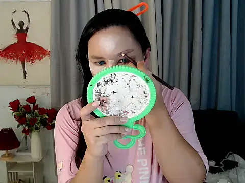 KeraMitenaa online show from November 13, 2025, 5:39 am