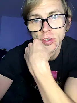 StephPra94 online show from October 26, 2025, 7:09 pm