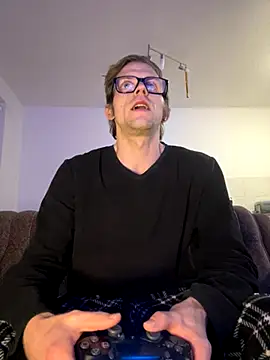 StephPra94 online show from October 27, 2025, 8:13 pm