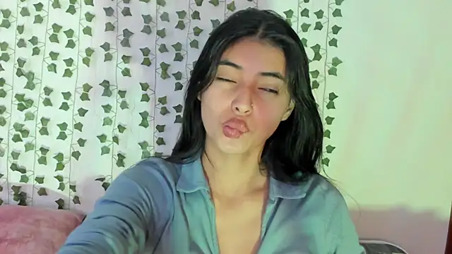 miadaviesx online show from December 21, 2025, 8:27 pm