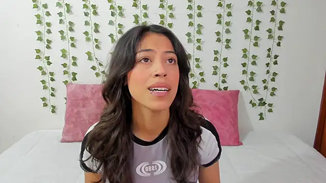 emily jonessxx online show from February 13, 2026, 6:15 pm