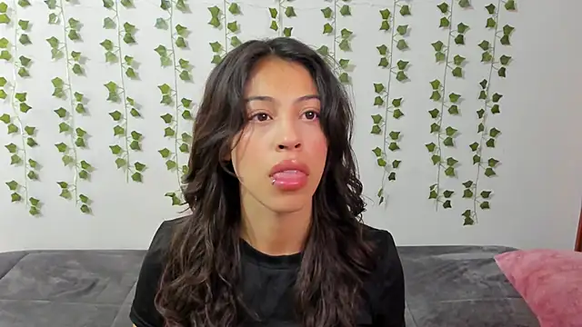 emily jonessxx online show from March 6, 2026, 9:33 pm