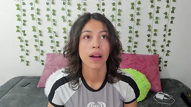 emily jonessxx online show from March 24, 2026, 6:02 pm