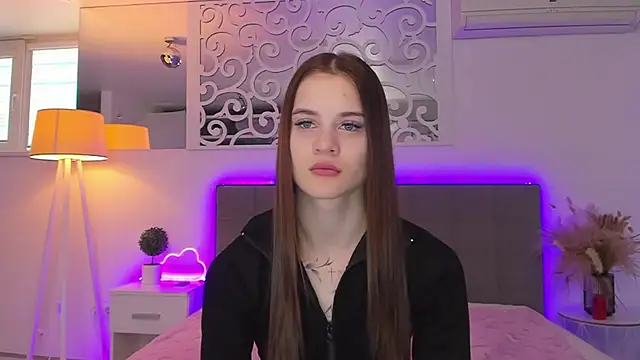 LuisaClover online show from February 21, 2026, 1:34 pm