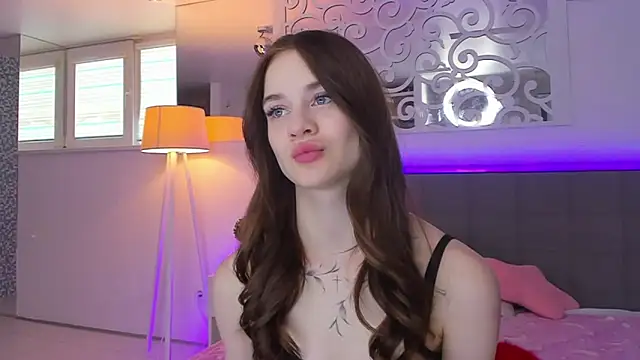 LuisaClover online show from February 28, 2026, 1:23 pm