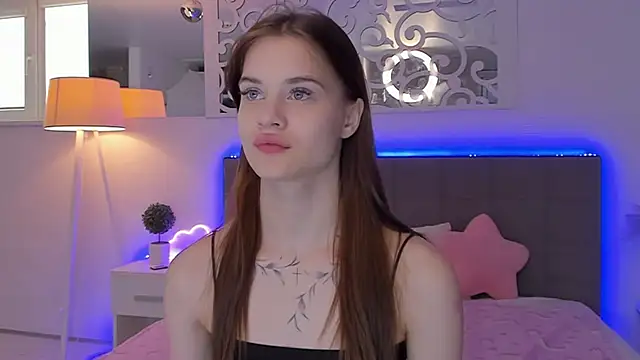 Snapshot of LuisaClover chatting on April 7, 2026, 12:05 pm LuisaClover online show from April 7, 2026, 12:05 pm
