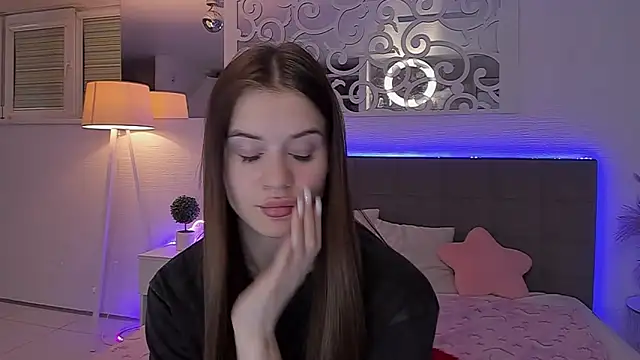 Snapshot of LuisaClover chatting on April 19, 2026, 6:10 pm LuisaClover online show from April 19, 2026, 6:10 pm