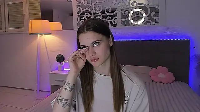 LuisaClover online show from June 27, 2026, 12:15 am