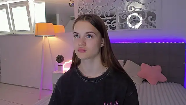 LuisaClover online show from July 5, 2026, 12:23 pm