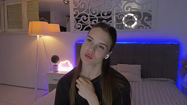 LuisaClover online show from July 27, 2026, 1:01 am