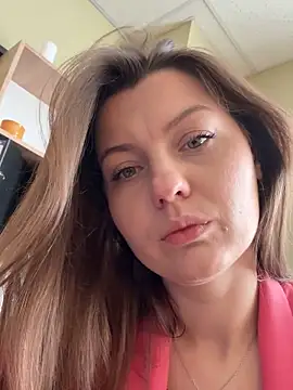 Snapshot of DollyRoma chatting on November 14, 2025, 8:24 am DollyRoma online show from November 14, 2025, 8:24 am