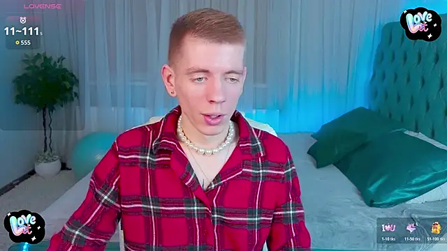 Cristian  Dior online show from December 13, 2025, 7:53 pm